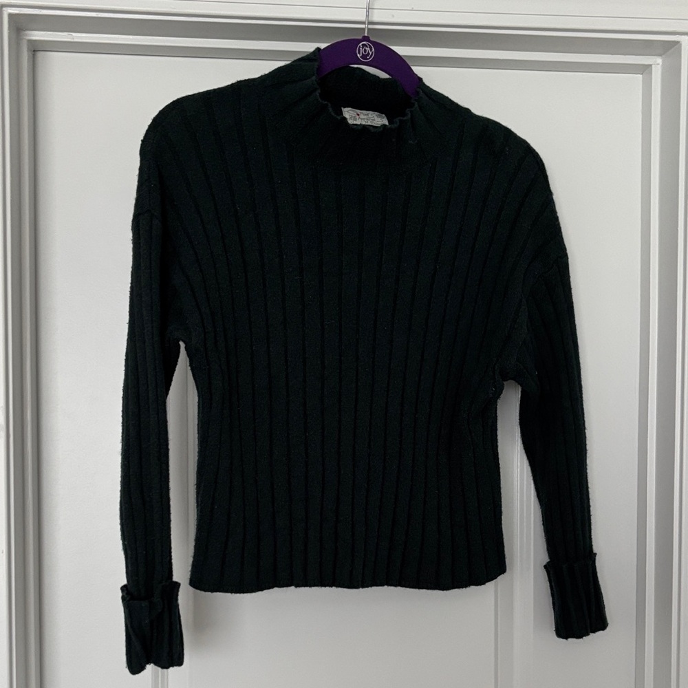 Green Cowl Neck Sweater with Ribbed Pattern